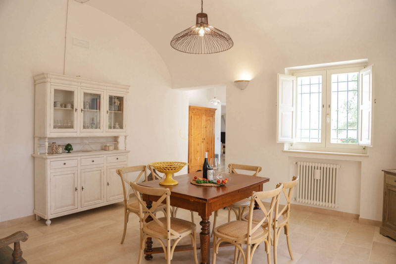 tavolo pranzo trulli greta casa vacanze puglia